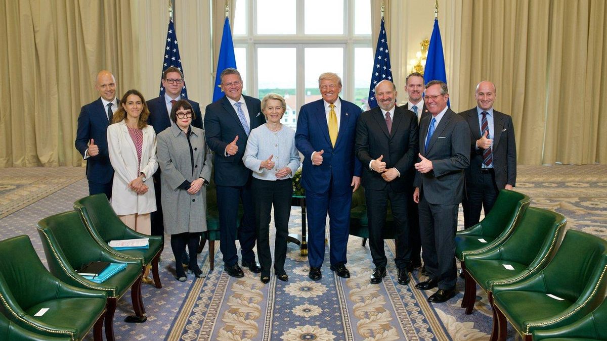 La presidenta de la Comisión Europea, Ursula von der Leyen, y el presidente de EEUU, Donald Trump, en el centro, tras firmar el acuerdo comercial.