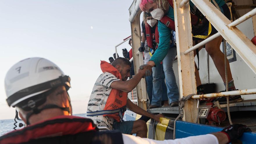 El barco Rise Above con 89 inmigrantes acude al puerto de Reggio Calabria