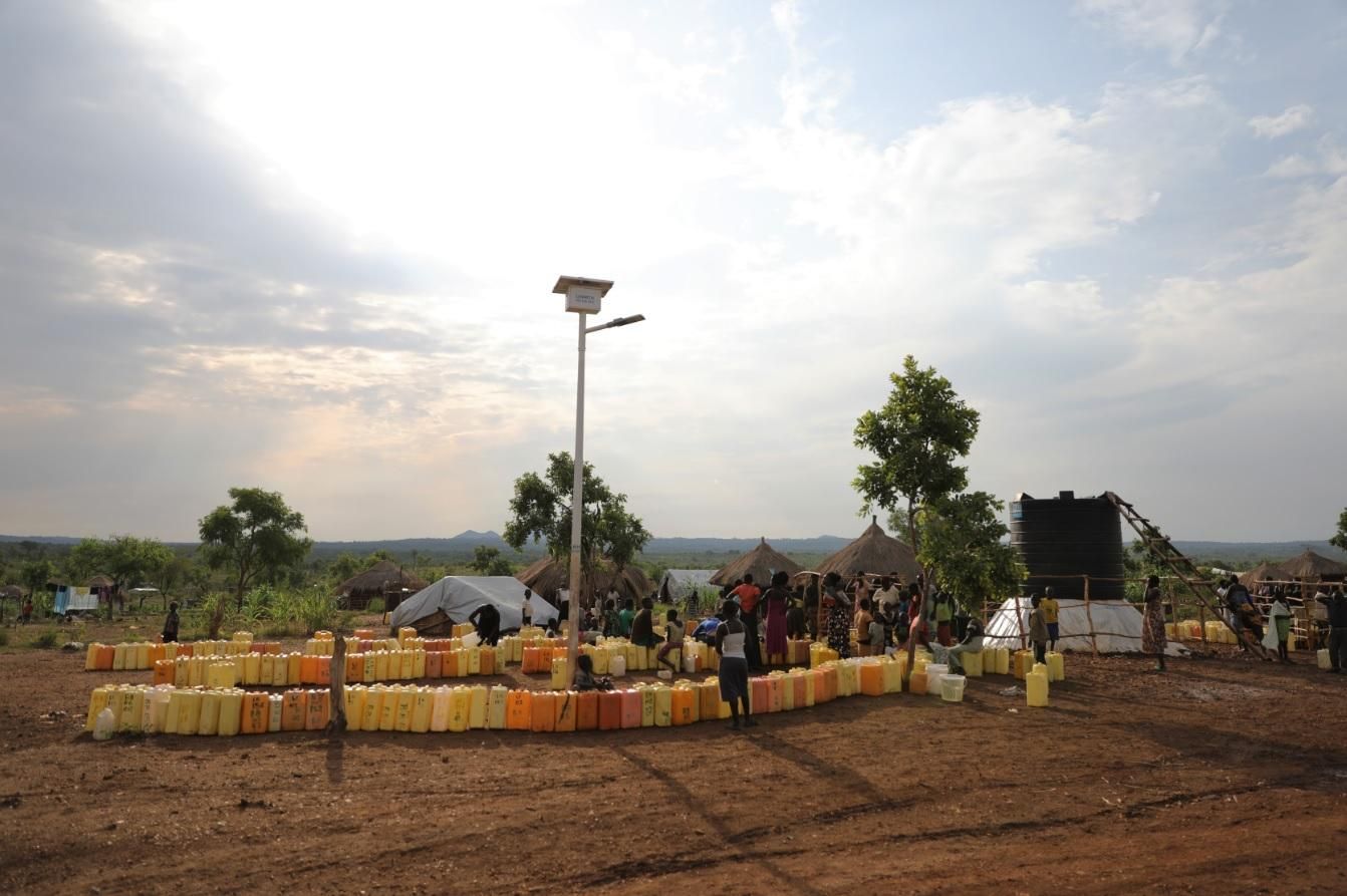 En el asentamiento de refugiados de Rhino, en el norte de Uganda, el acceso a agua limpia es un gran problema para los refugiados de Sudán del Sur. En junio, los refugiados que vivían en Ofua recibieron un promedio de 8,1 litros de agua por persona por día, muy por debajo del nivel de emergencia de 20 litros por persona por día. Esta cantidad limitada de agua no es solo para beber, sino también para cocinar, bañarse, limpiar y para fines agrícolas. Una de las razones por las que el acceso al agua es tan difícil es el tamaño de los asentamientos de refugiados en Uganda. Fotografía: Atsushi Shibuya/MSF