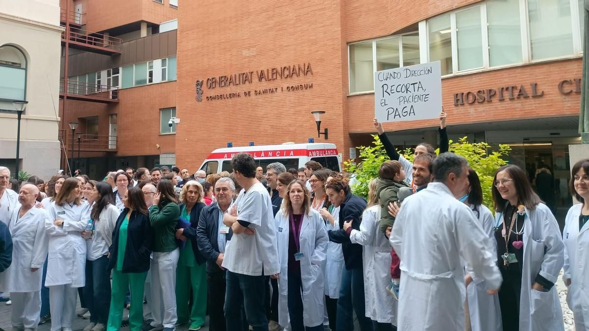 Els metges del Clínic de València alerten d’una “retallada encoberta” per la no renovació de contractes temporals