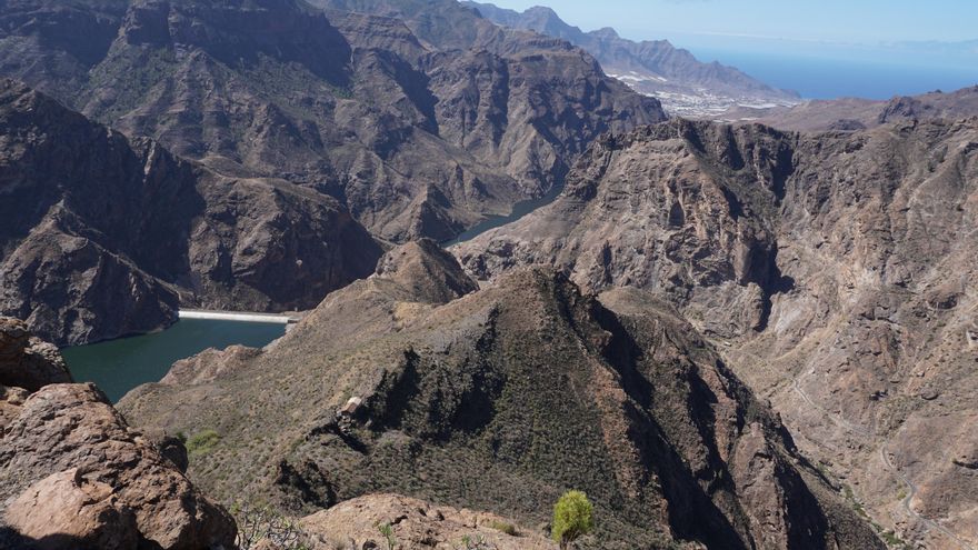 Extremo Oeste de la meseta del Junquillo. Debajo se encuentra la Casa del cortijo Los Junquillos donde vivieron siempre los pastores. También se observan las presas de Siberio y Caidero de Las Niñas. Al fondo, La Aldea