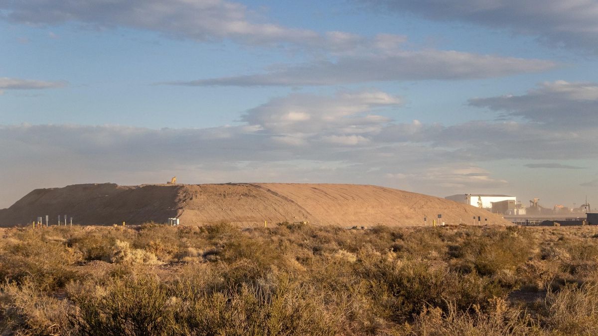 Montañas de residuos en un vertedero cerca de Añelo. Leticia Esteves, ministra de Turismo, Ambiente y Recursos Naturales de Neuquén, reconoció que este tipo de emplazamientos son “zonas de sacrificio” que ya no pueden destinarse a ningún otro uso.