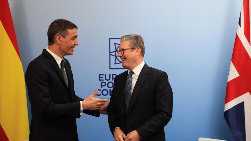El presidente del Gobierno, Pedro Sánchez, junto al primer ministro británico, Keir Starmer.