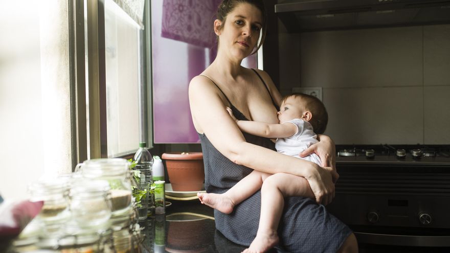 Raquel dando la teta a su bebé.