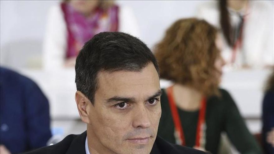 Sánchez afirma que el PSOE está "en pie" frente a un PP "agotado y dividido"