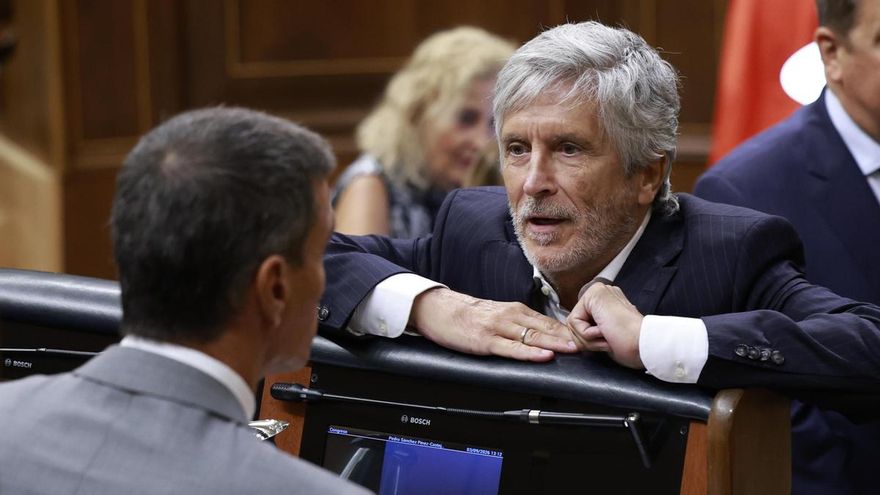 Fernando Grande-Marlaska conversa con Pedro Sánchez en el Congreso de los Diputados, este jueves.