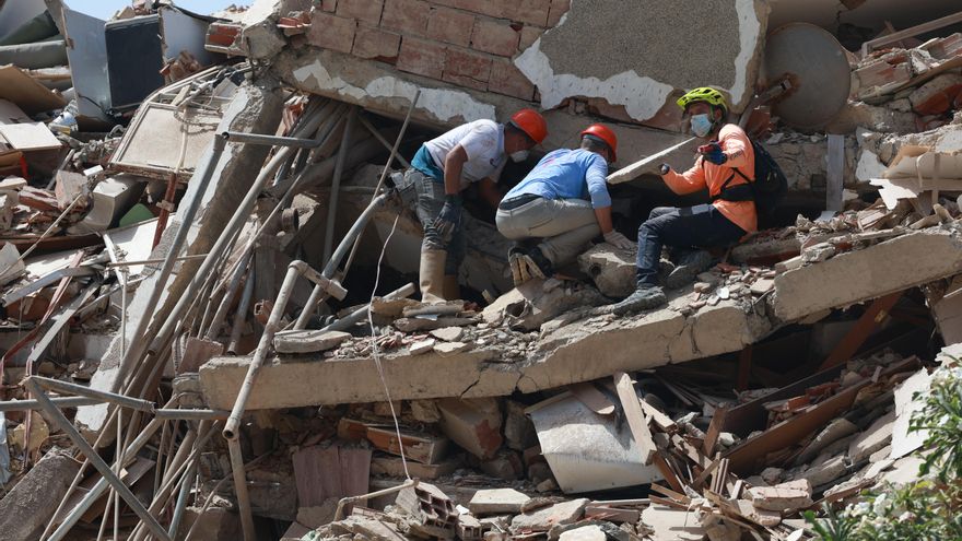 Personas buscan supervivientes entre los escombros tras los devastadores terremotos en Venezuela.
