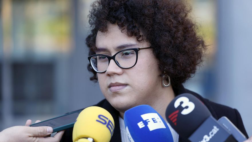 Alexia Herranz, la estudiante transexual valenciana que quiere optar a la Presidencia del PP, ha presentado este miércoles por la tarde los avales necesarios para convertirse en precandidata al XX congreso del partido, que se celebrará en Sevilla los próximos 1 y 2 de abril. EFE/ Biel Aliño