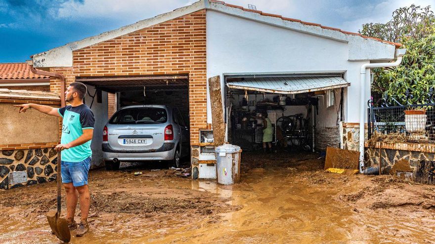 Imagen de archivo de los vecinos de Cobisa (Toledo) limpiando de barro sus viviendas tras la inundación causada por una tormenta.EFE/ Ángeles Visdómine