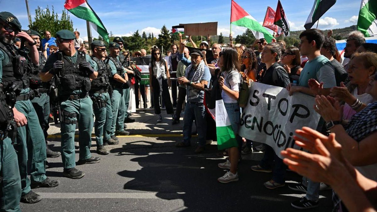 Miembros de Podemos cortan la carretera en Cercedilla como parte de una protesta propalestina.