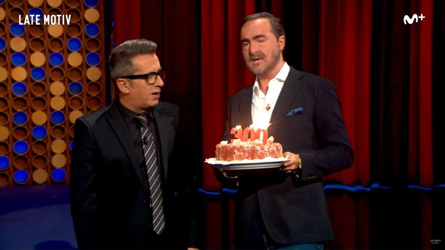 El falso Carlos Herrera reaparece en Late Motiv con una tarta de jamón: "Felicidades, Andreu"