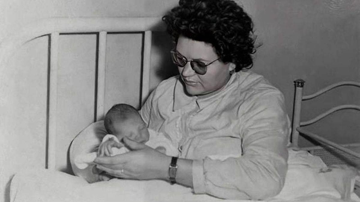 Primera fotografía revelada por Desiderio Mondelo: su madre, Laura Valencia, con su hermana María Jesús en brazos. 