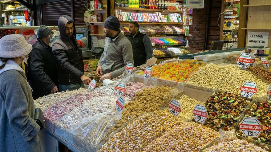 Apurar las verduras para sobrevivir en Turquía, el país con una inflación del 80%