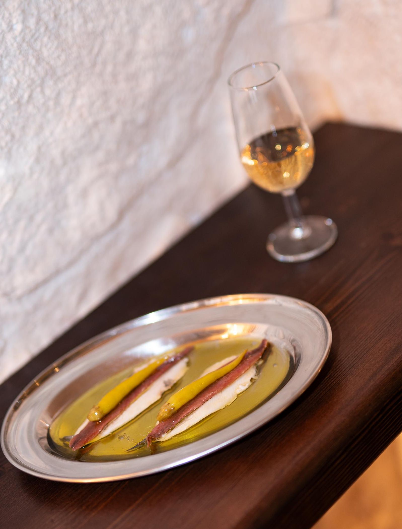 Matrimonio y manzanilla. IMAGEN CEDIDA POR LA BODEGUILLA DE MOTILLA