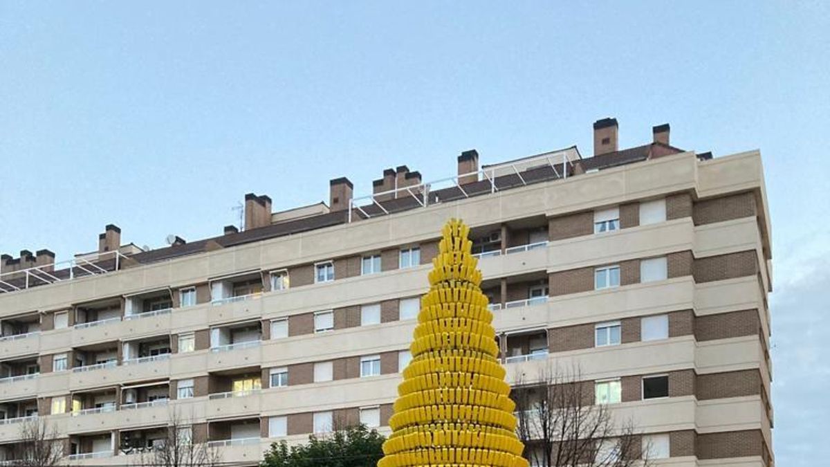 RECICLOS anima a los vecinos de Calahorra a seguir reciclando con un árbol de Navidad hecho con latas y botellas de plástico