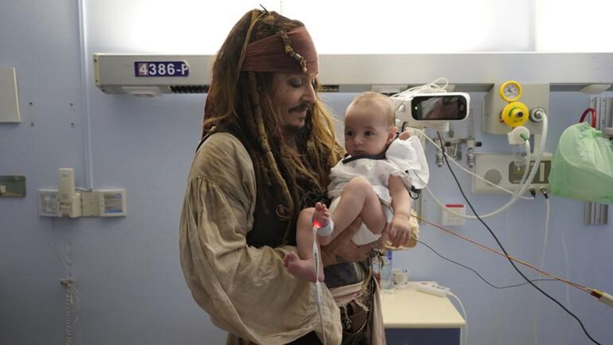 El capitán Jack Sparrow aborda el hospital Donostia: Johnny Depp visita a los niños ingresados