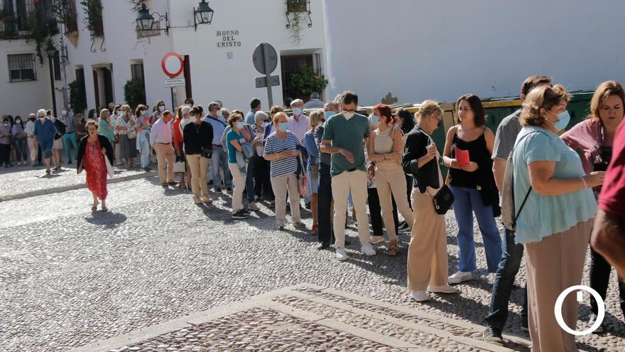 Colas para ver la instalación de Flora 2021 en el Museo Arqueológico