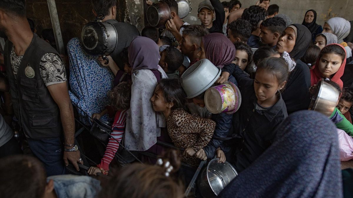 Palestinos esperan una ración de comida en una de las cocinas comunitarias de Ciudad de Gaza, el 29 de abril de 2025.