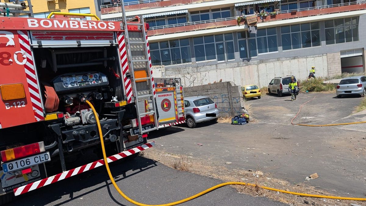 Bomberos y vecinos sofocan  en Los Llanos un conato en pastos y rastrojos “con peligro para vehículos”