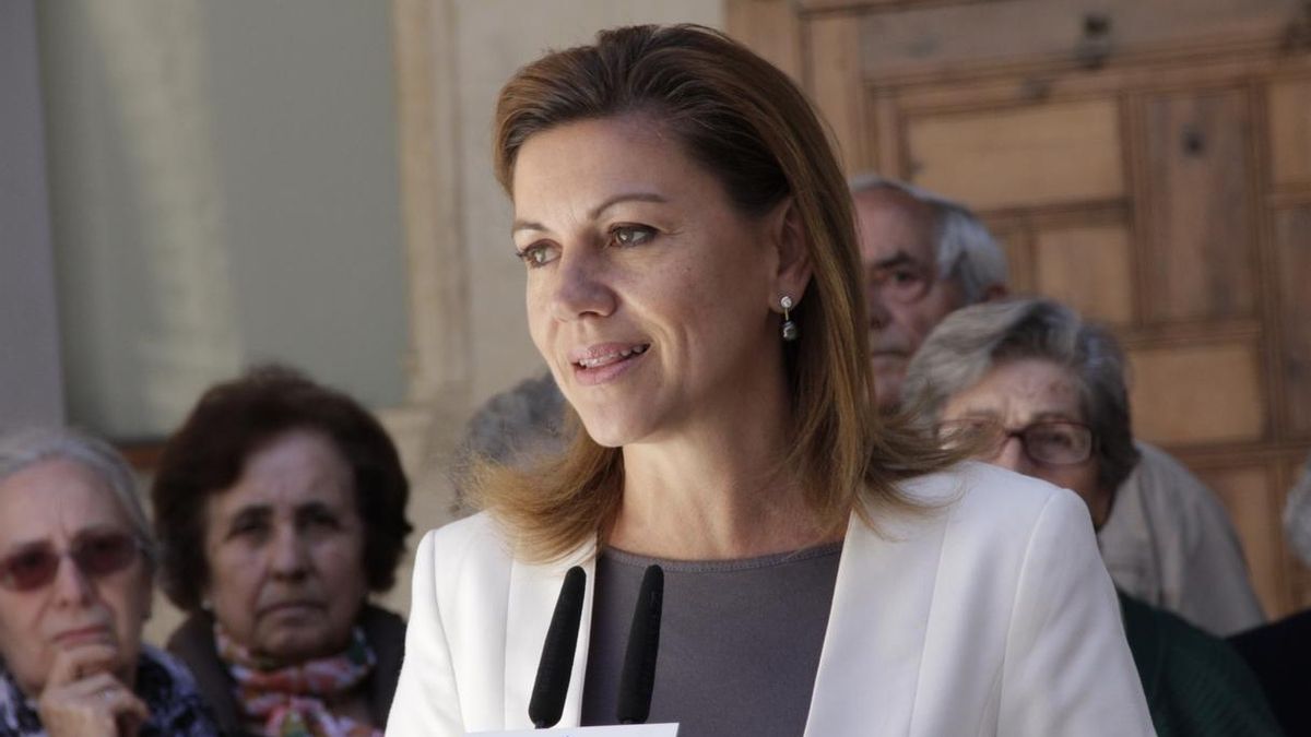 Cospedal ve "curioso" que se la critique por compaginar cargos y se aplauda la idea de Susana Díez como líder del PSOE