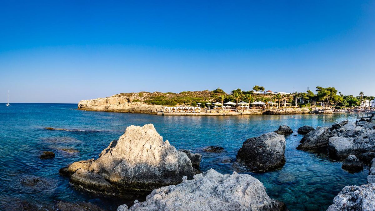 Aguas tranquilas en Kallithea.