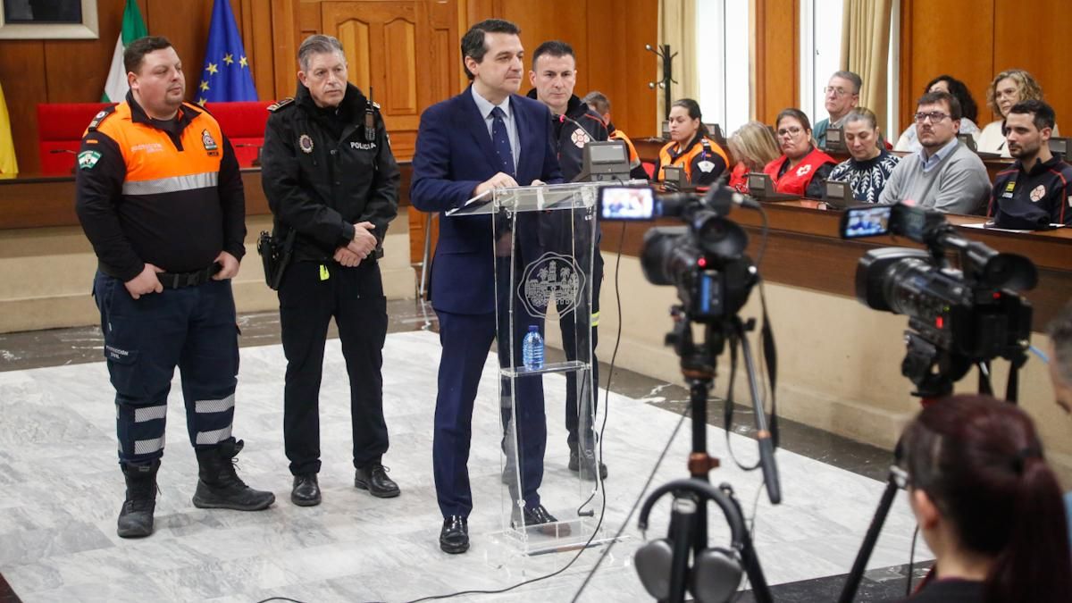 El alcalde de Córdoba, José María Bellido, junto a los integrantes del operativo de emergencias desarrollado con motivo del accidente ferroviario, hace balance del citado dispositivo