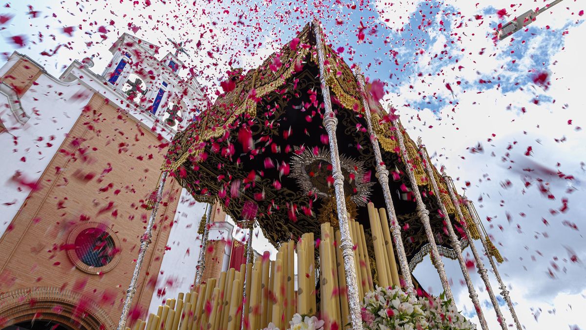 El barrio del Cerro recibe a la Virgen de los Dolores a su salida