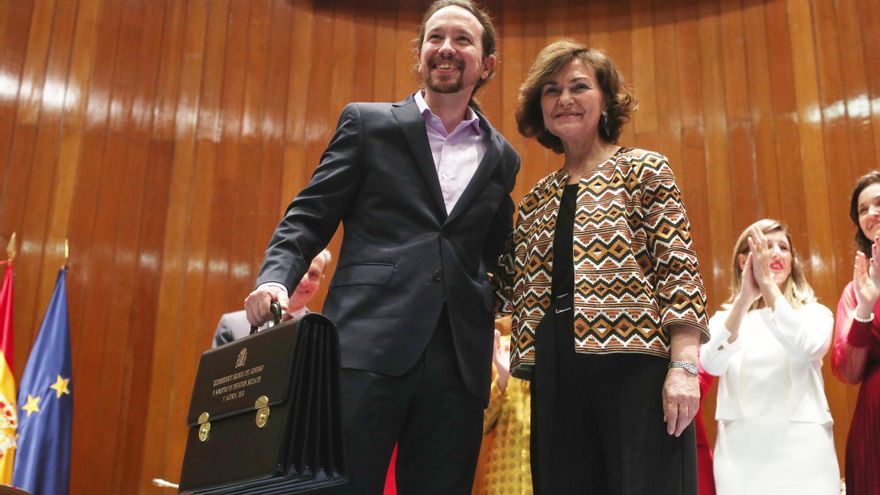 El vicepresidente de Derechos Sociales y Agenda 2030 para el Gobierno de coalición de PSOE y Unidas Podemos en la XIV Legislatura, Pablo Iglesias, sujeta su cartera después de haberla recibido de manos de la vicepresidenta primera, Carmen Calvo, en la sede del Ministerio de Sanidad en Madrid (España), a 13 de enero de 2020.