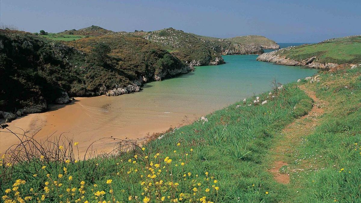 Esta curiosa playa de Asturias está rodeada de acantilados y parece una piscina natural