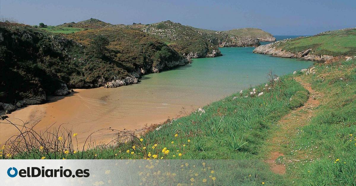 Esta curiosa playa de Asturias está rodeada de acantilados y parece una piscina natural