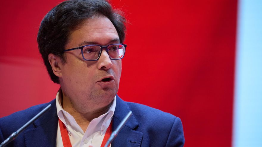 Archivo - El secretario general del PSOE-M y ministro para la Transformación Digital y de la Función Pública, Óscar López, interviene durante el 15º Congreso Regional del PSOE-M, en la Universidad Carlos III, a 1 de febrero de 2025, en Leganés, Madrid (Es