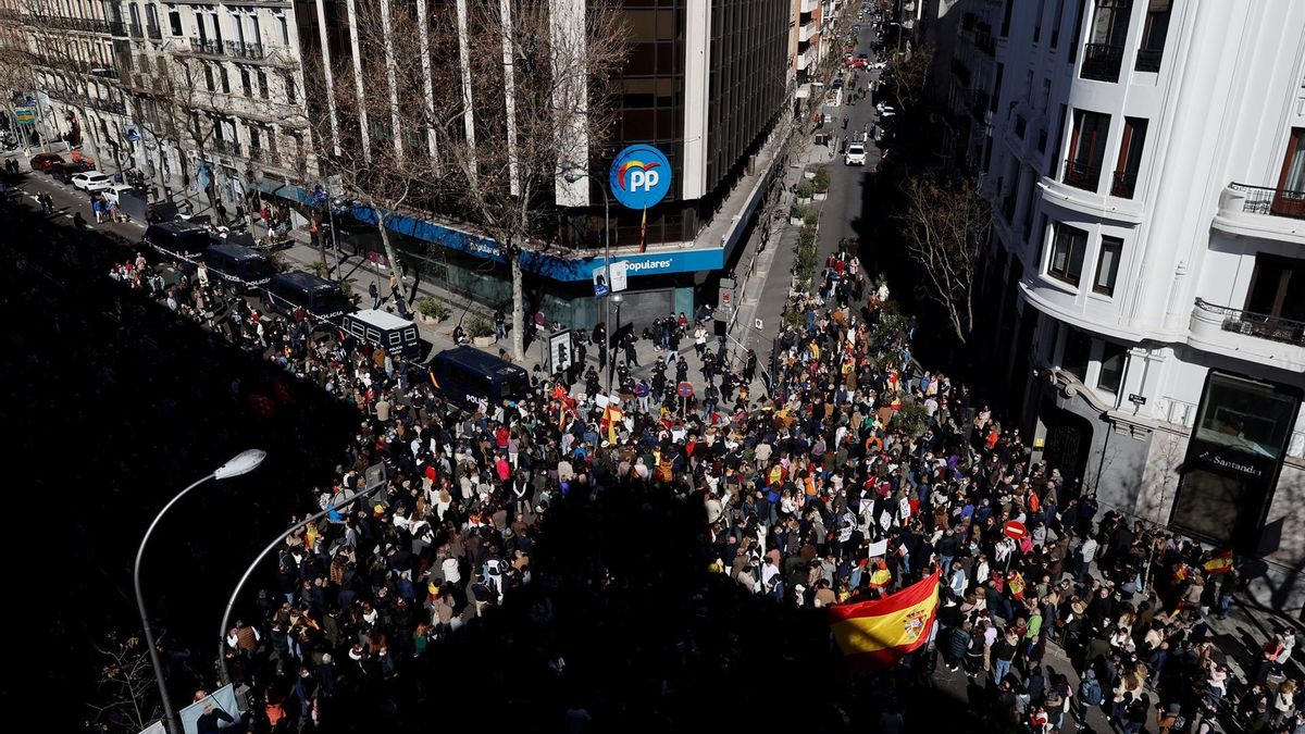Simpatizantes de Isabel Díaz Ayuso durante la concentración que han protagonizado este domingo frente a la sede del PP en la calle Génova para expresar su apoyo a la dirigente autonómica y para reclamar la convocatoria de un congreso del partido.