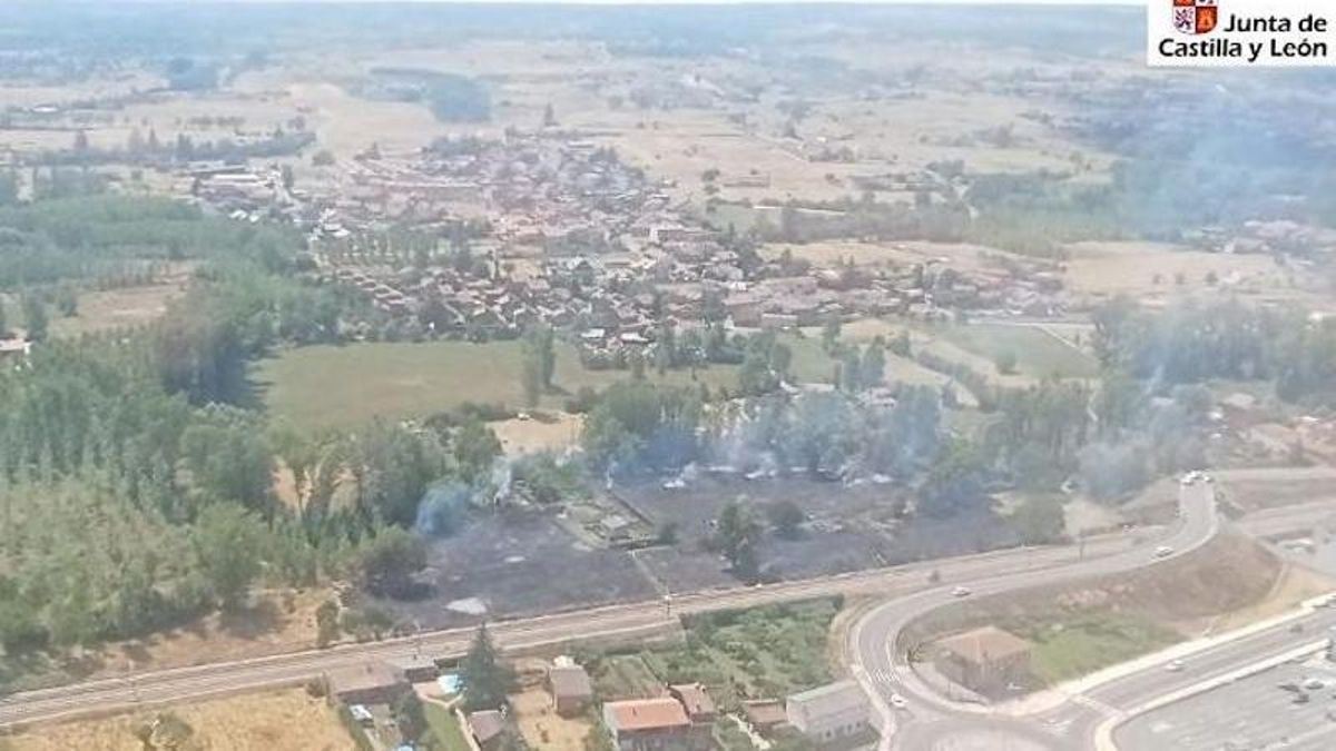 Un incendio en Azadinos se cobra una hectárea de pasto al lado de las vías