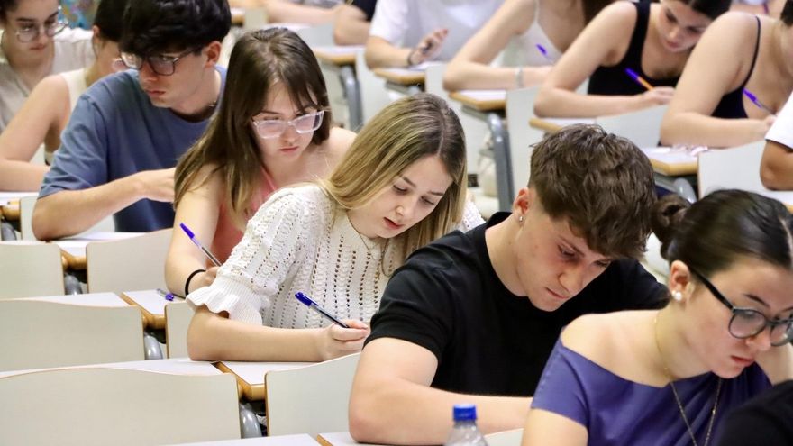 Archivo - Estudiantes en una de las aulas de la Universidad de Almería.