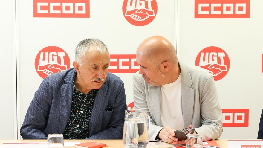 Los secretarios generales de CCOO y UGT, Unai Sordo (dcha) y Pepe Álvarez (izda)