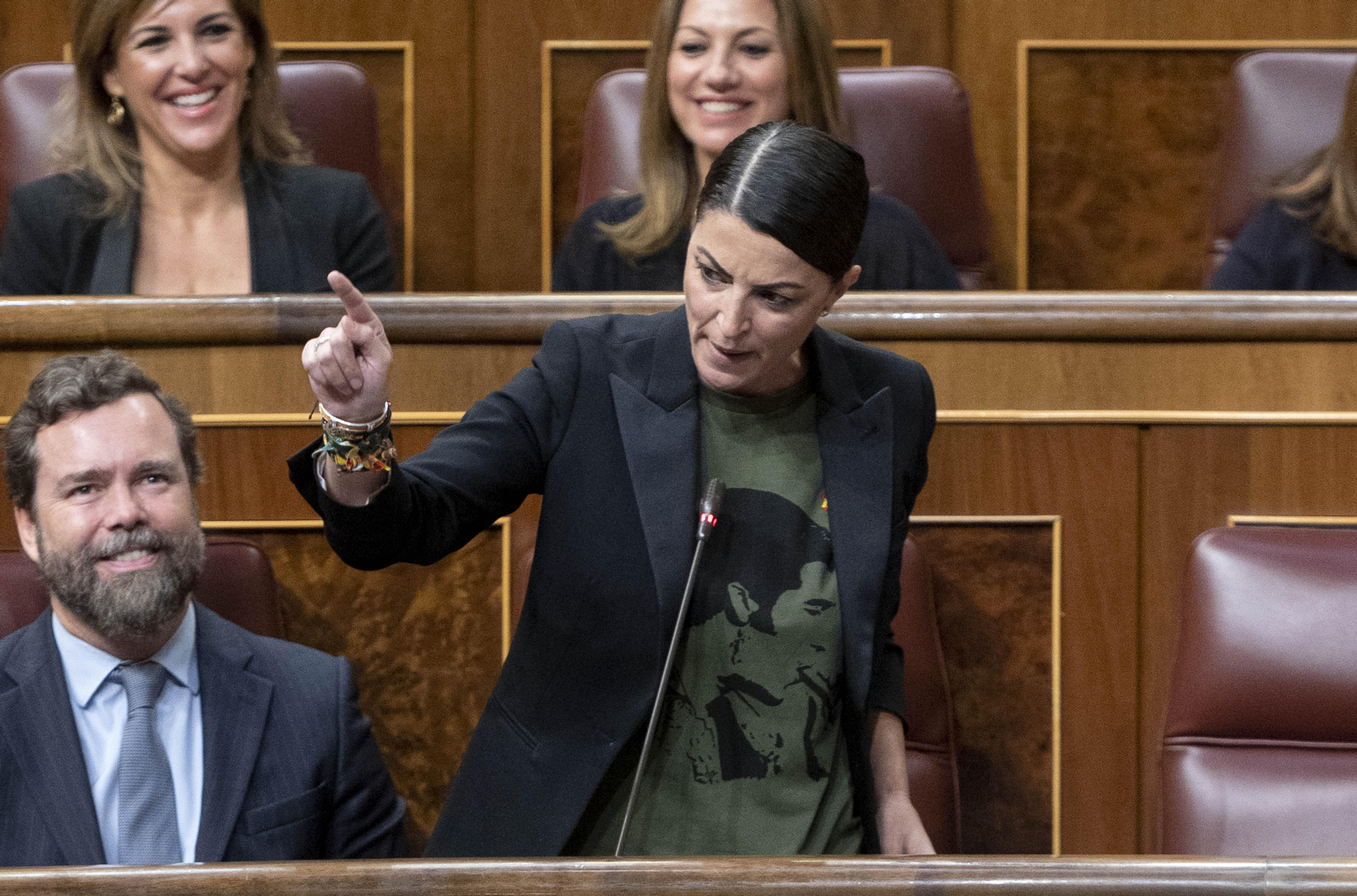Macarena Olona con camiseta de un torero en el pleno del miércoles.