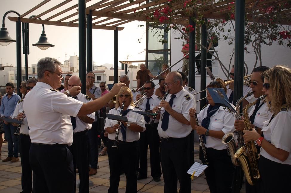Ofrenda floral de la Asociación de Afectados por el Vuelo JK5022 en Ojos de Garza.