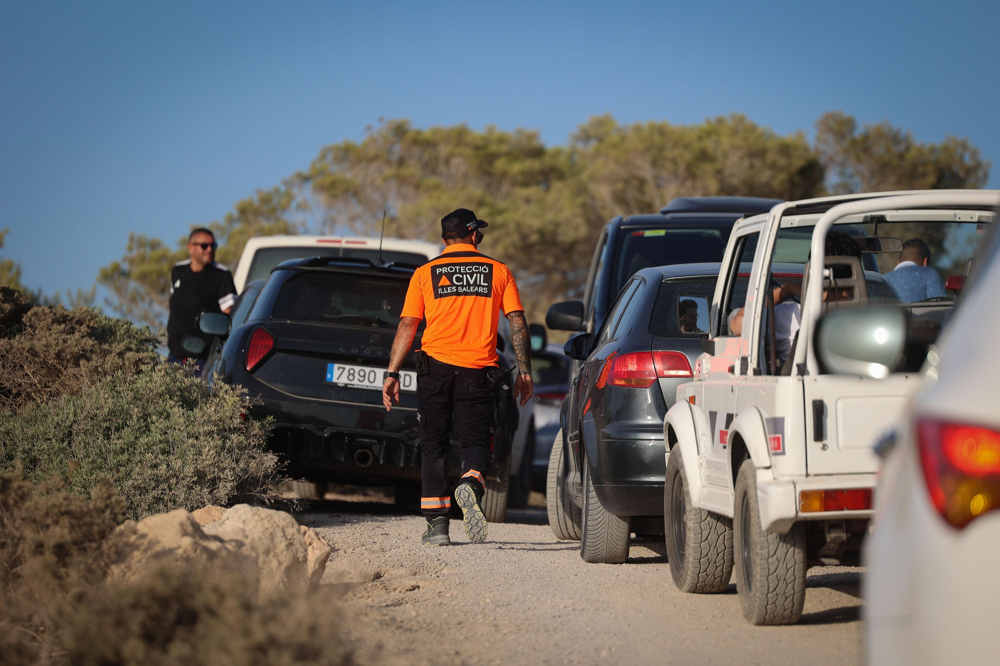 Los servicios de emergencia y Protección Civil regulan los accesos terrestres a Platges de Comte ante la masiva llegada de vehículos para presenciar el eclipse