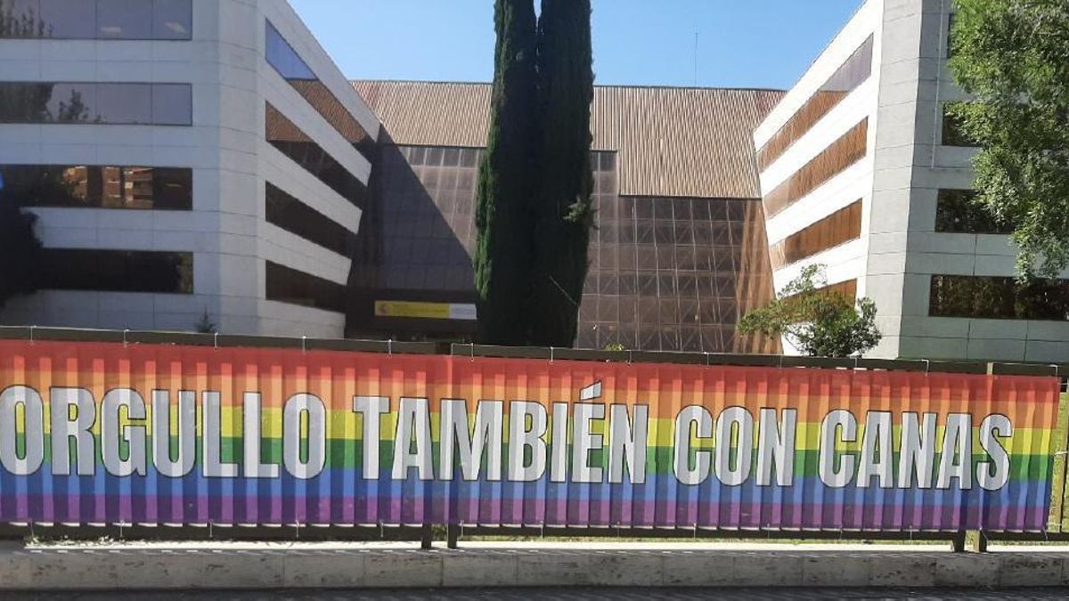 Pancarta vandalizada situada en el edificio de los servicios centrales del Imserso (Madrid).