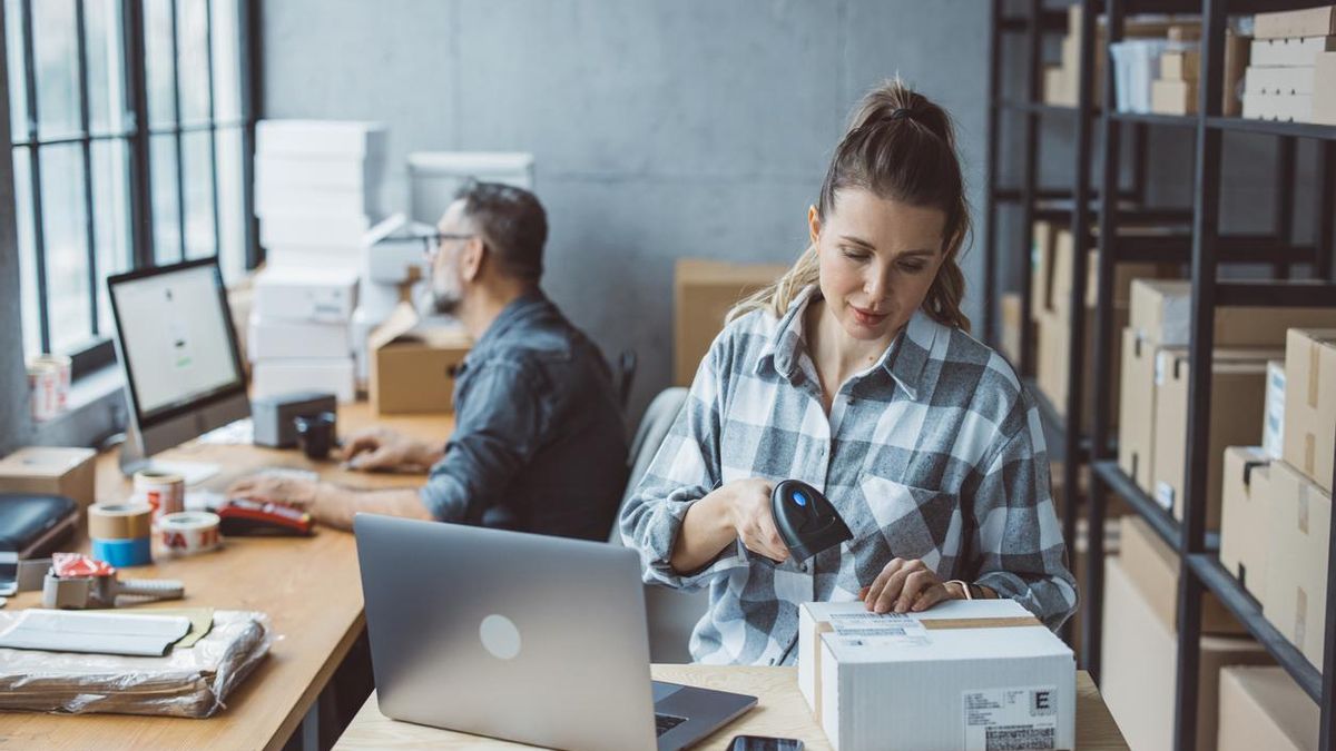 Empleados de una empresa de logística organizan su stock.