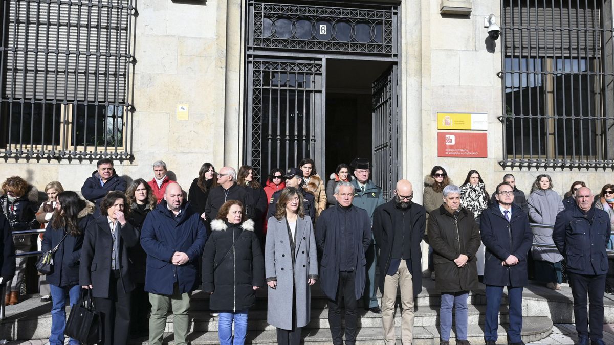 El delegado del Gobierno, Nicanor Sen, presidió el minuto de silencio por el accidente de tren de Córdoba, este lunes en León.