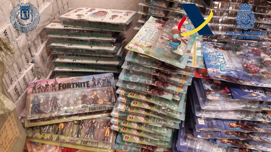Los detenidos compraban los productos en China y, una vez introducidos en el mercado español por diferentes medios, de forma fraccionada y por piezas, eran montados principalmente en la nave de Pinto, en Madrid. EFE/ Aeat