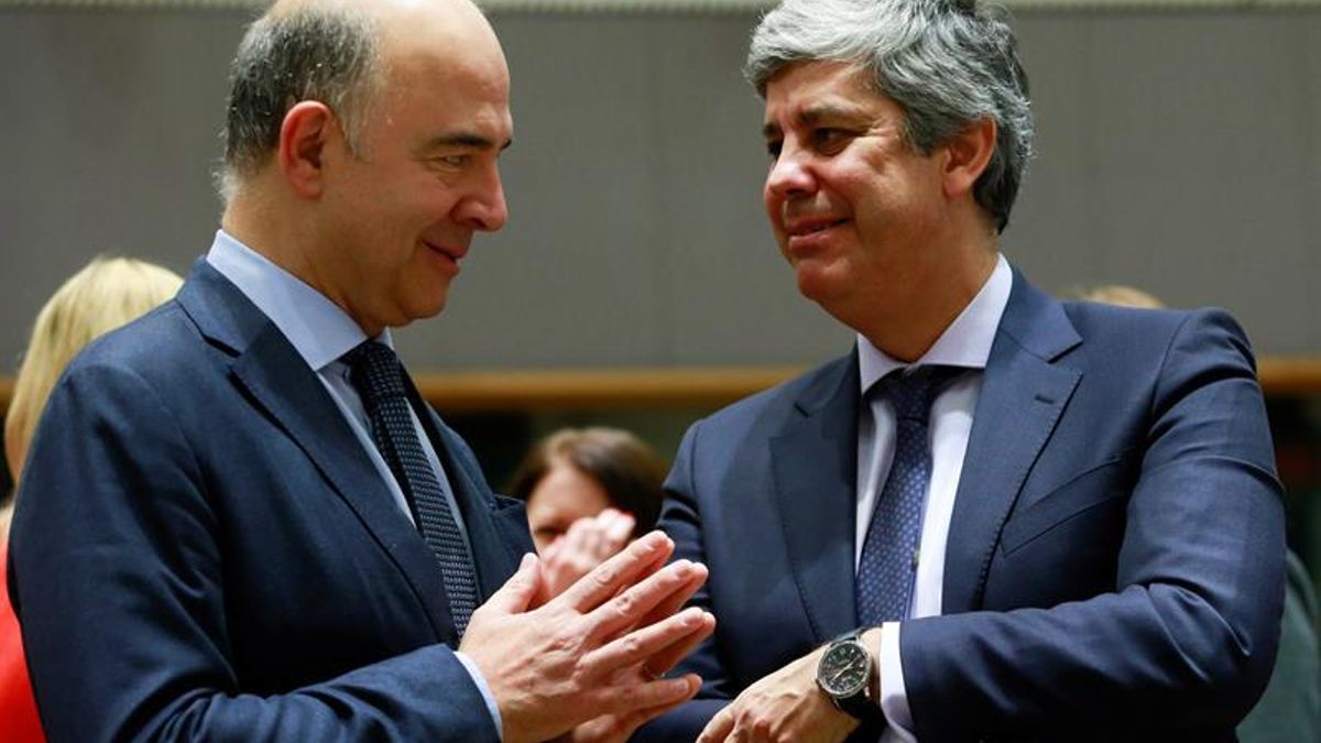 El comisario de Economía, Pierre Moscovici, con el nuevo presidente del Eurogupo