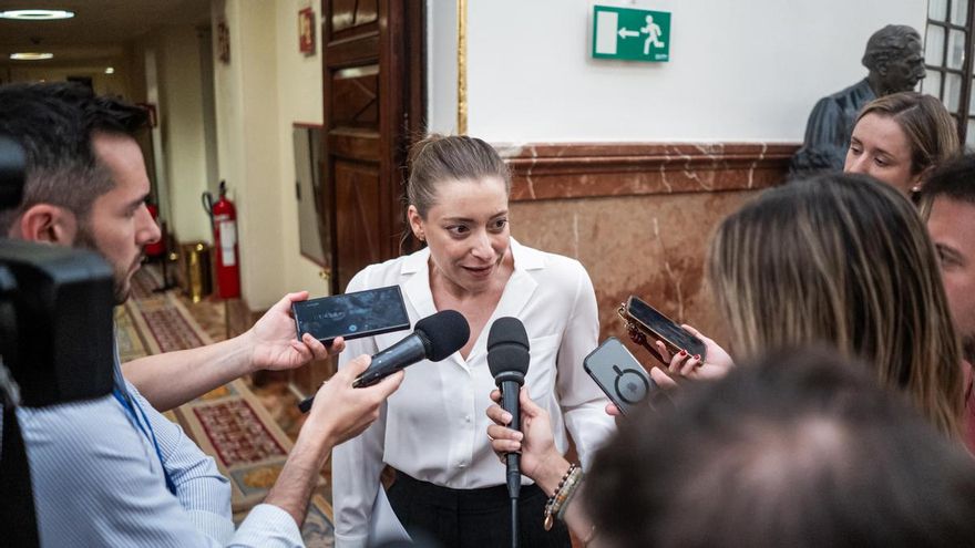 Ester Muñoz atiende a los medios en los pasillos del Congreso de los Diputados.