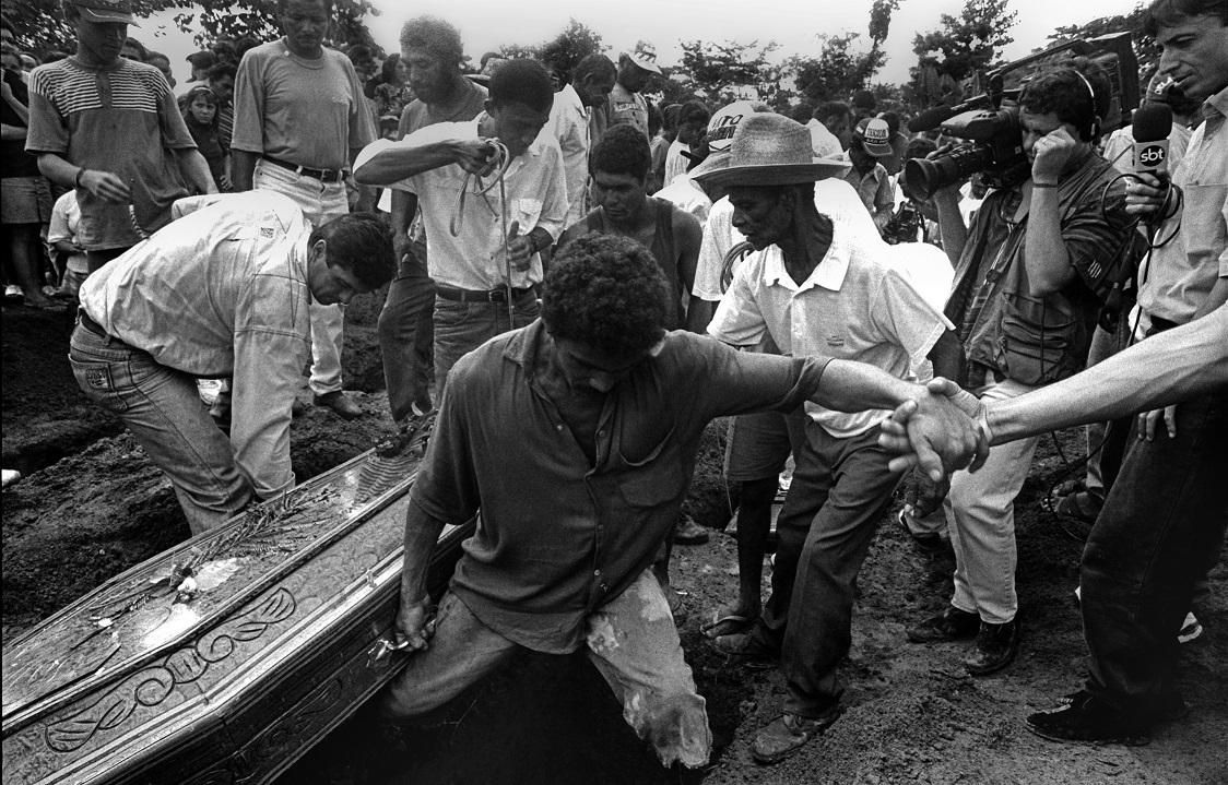 Uno de los momentos de la incineración de los cuerpos masacrados, en el cementerio de Curionópolis, Brasil. En 2015 se registró en Brasil la cifra más alta de muertes relacionadas con conflictos de tierra en los últimos 12 años © João Roberto Ripper