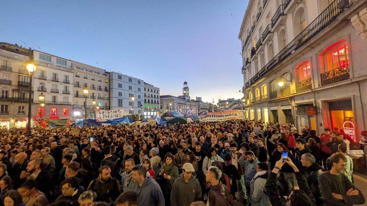 La indignación ciudadana toma el relevo de Maricarmen y vuelve a su casa desde Sol: "Si ella no pudo, iremos nosotros"