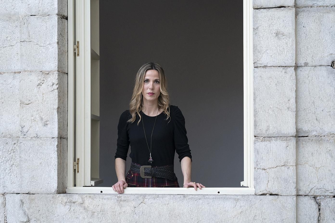 Jezabel Morán en el Parlamento de Cantabria tras asistir a su primer pleno.