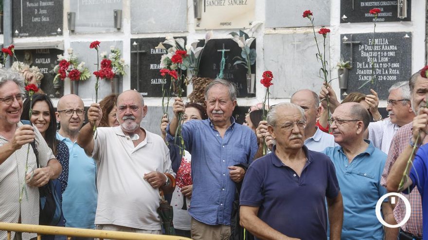 Familias visitan los trabajos en la fosa del cementerio de San Rafael