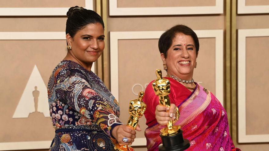 Kartiki Gonsalves y Guneet Monga, ganadoras del Oscar a Mejor cortometraje documental