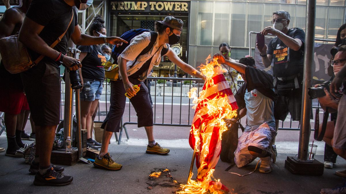 Trump ordena perseguir a quienes “profanen” la bandera estadounidense: “Si quemas una, recibes un año de cárcel”